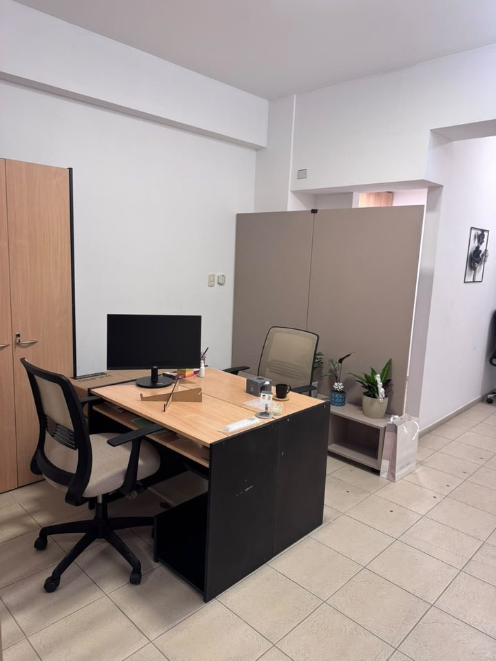 Puesto de atención con plantas y panel divisor